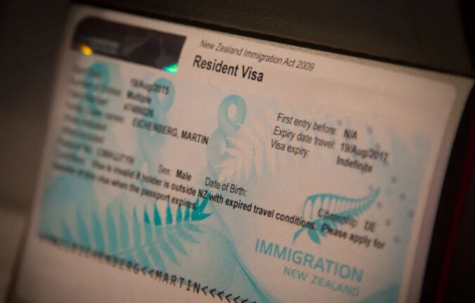 新西兰移民局官宣：放宽这些签证的条件！暂停处理纸质申请，华人诉苦：“好担心丢工作！”