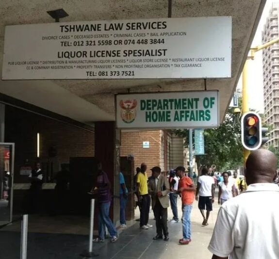 签证豁免期即将失效 25万津巴布韦籍人要求获得南非绿卡和身份证